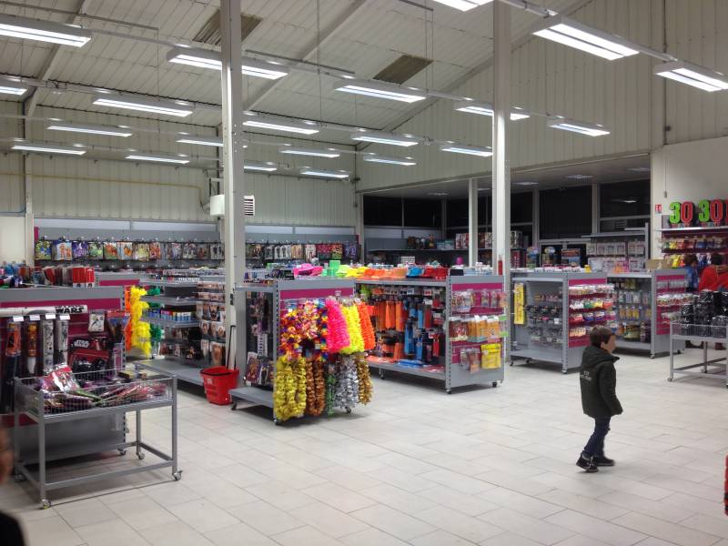 Gondoles de magasin avec fonds rainurés à Villefranche sur Saône