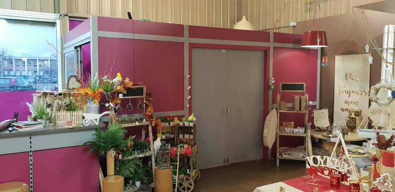 Gondoles et caisses de magasin avec fonds rainurés dans un commerce d'articles de fêtes à Villefranche sur Sâone