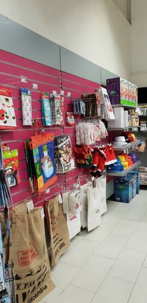 Gondoles et caisses de magasin avec fonds rainurés dans un commerce d'articles de fêtes à Villefranche sur Sâone