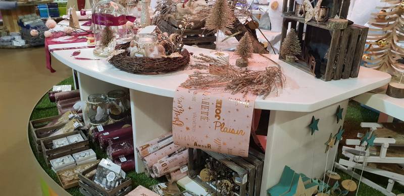 Gondoles et caisses de magasin avec fonds rainurés dans un commerce d'articles de fêtes à Villefranche sur Sâone