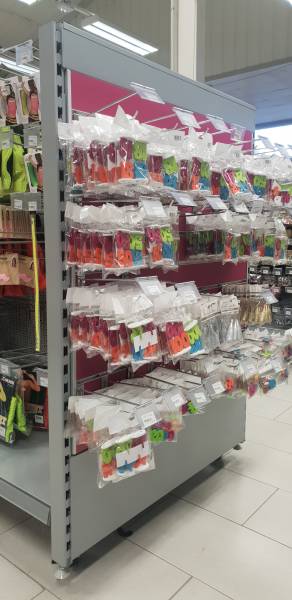 Gondoles et caisses de magasin avec fonds rainurés dans un commerce d'articles de fêtes à Villefranche sur Sâone
