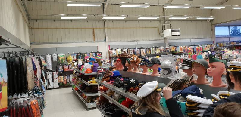 Gondoles et caisses de magasin avec fonds rainurés dans un commerce d'articles de fêtes à Villefranche sur Sâone