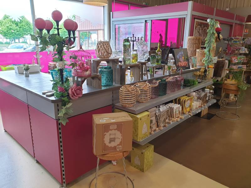 Gondoles et caisses de magasin avec fonds rainurés dans un commerce d'articles de fêtes à Villefranche sur Sâone