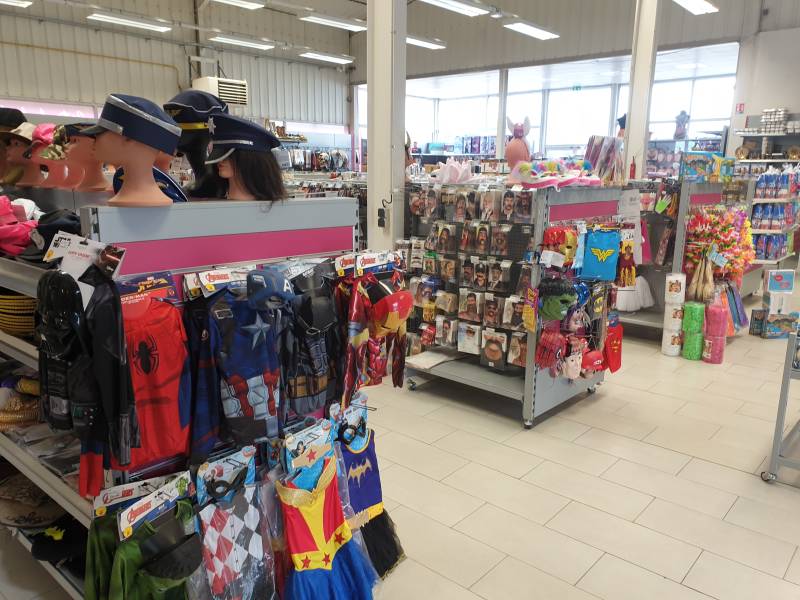Gondoles et caisses de magasin avec fonds rainurés dans un commerce d'articles de fêtes à Villefranche sur Sâone