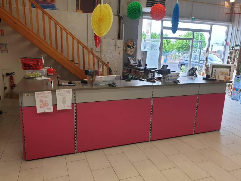 Gondoles et caisses de magasin avec fonds rainurés dans un commerce d'articles de fêtes à Villefranche sur Sâone