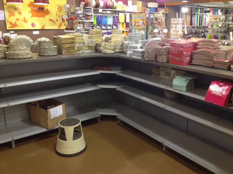 Gondoles et caisses de magasin avec fonds rainurés dans un commerce d'articles de fêtes à Villefranche sur Sâone