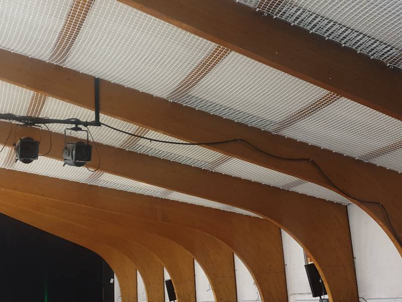 Filet sous plafond en PPhr pour sécuriser la chute d’éléments susceptibles de se détacher de la toiture entre Crèche et Mâcon