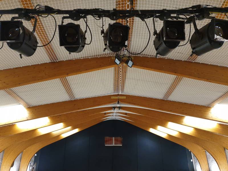 Filet sous plafond en PPhr pour sécuriser la chute d’éléments susceptibles de se détacher de la toiture entre Crèche et Mâcon