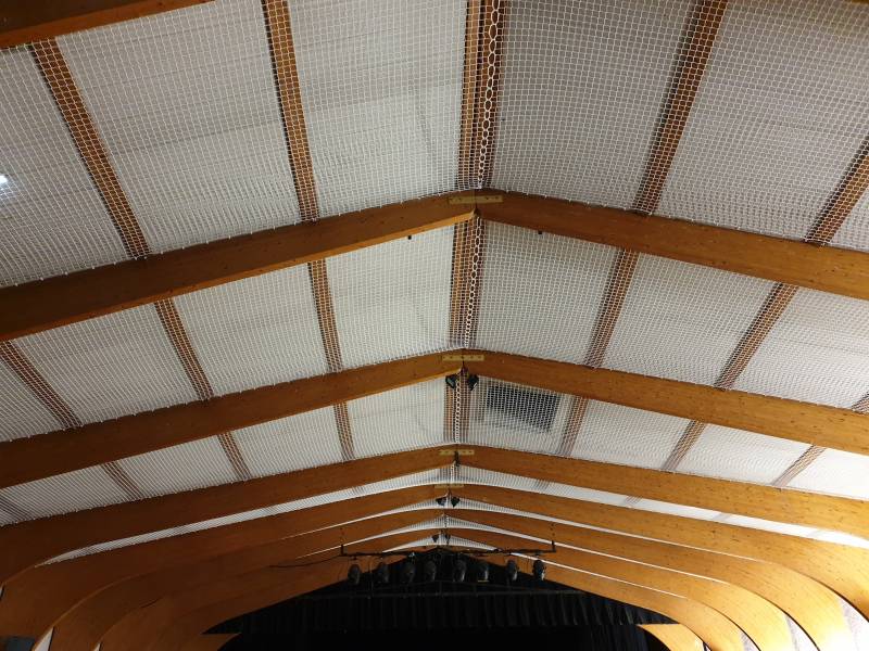 Filet sous plafond en PPhr pour sécuriser la chute d’éléments susceptibles de se détacher de la toiture entre Crèche et Mâcon
