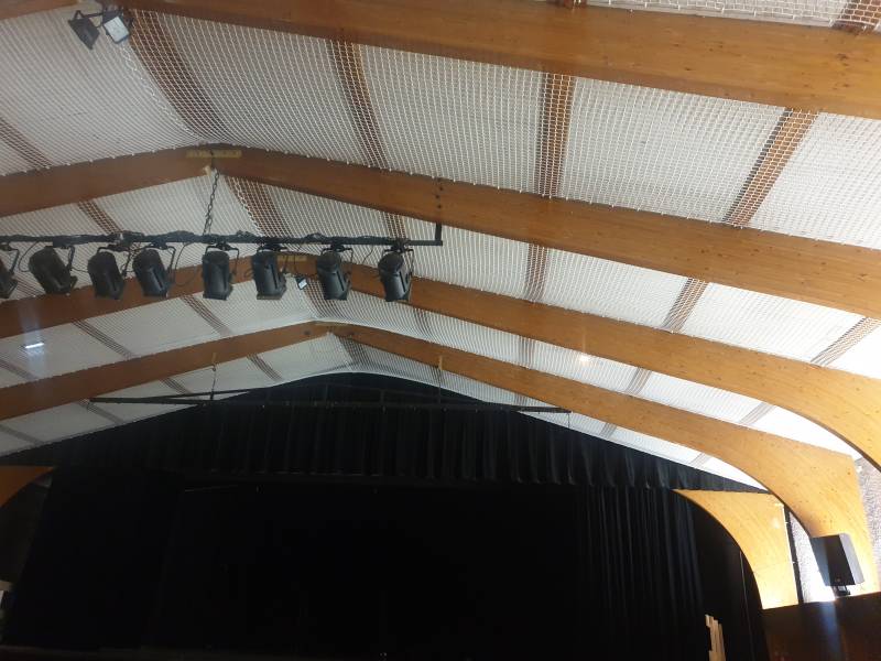 Filet sous plafond en PPhr pour sécuriser la chute d’éléments susceptibles de se détacher de la toiture entre Crèche et Mâcon