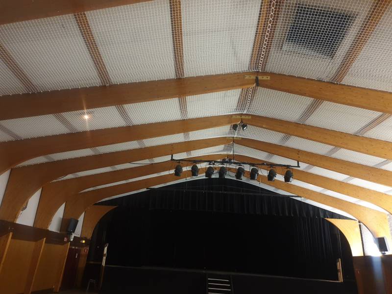 Filet sous plafond en PPhr pour sécuriser la chute d’éléments susceptibles de se détacher de la toiture entre Crèche et Mâcon