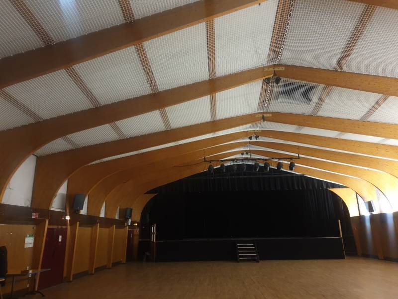 Filet sous plafond en PPhr pour sécuriser la chute d’éléments susceptibles de se détacher de la toiture entre Crèche et Mâcon