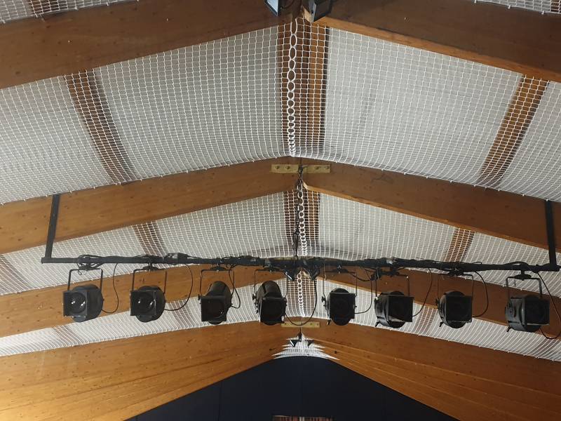 Filet sous plafond en PPhr pour sécuriser la chute d’éléments susceptibles de se détacher de la toiture entre Crèche et Mâcon