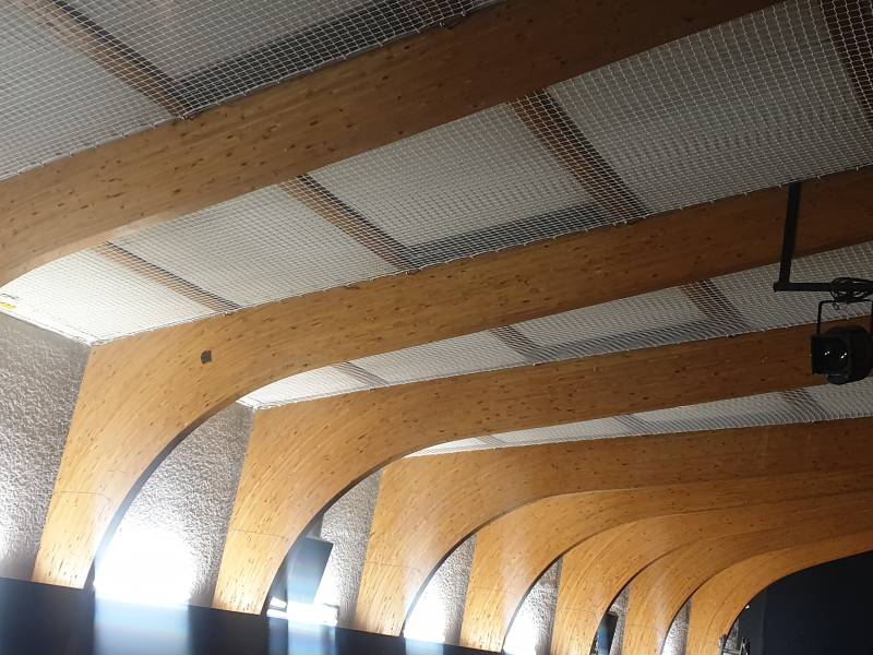 Filet sous plafond en PPhr pour sécuriser la chute d’éléments susceptibles de se détacher de la toiture entre Crèche et Mâcon