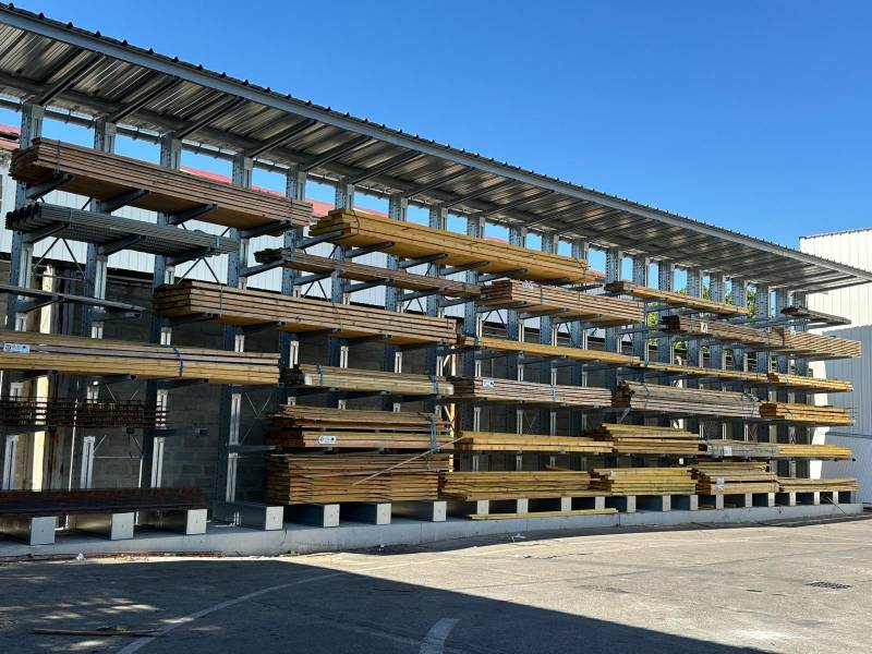 Rayonnages cantilevers lourds extérieurs avec toiture pour le stockage de charges longues dans les commerces de matériaux de construction et l’industrie à Villefranche sur Saône