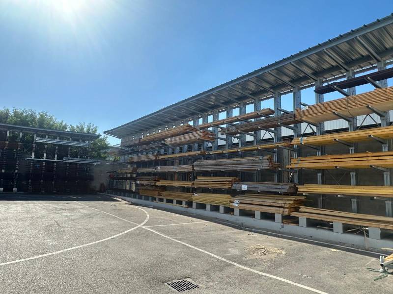 Rayonnages cantilevers lourds extérieurs avec toiture pour le stockage de charges longues dans les commerces de matériaux de construction, l’industrie et les menuiseries entre Villefranche-sur-Saône et Belleville-en-Beaujolais