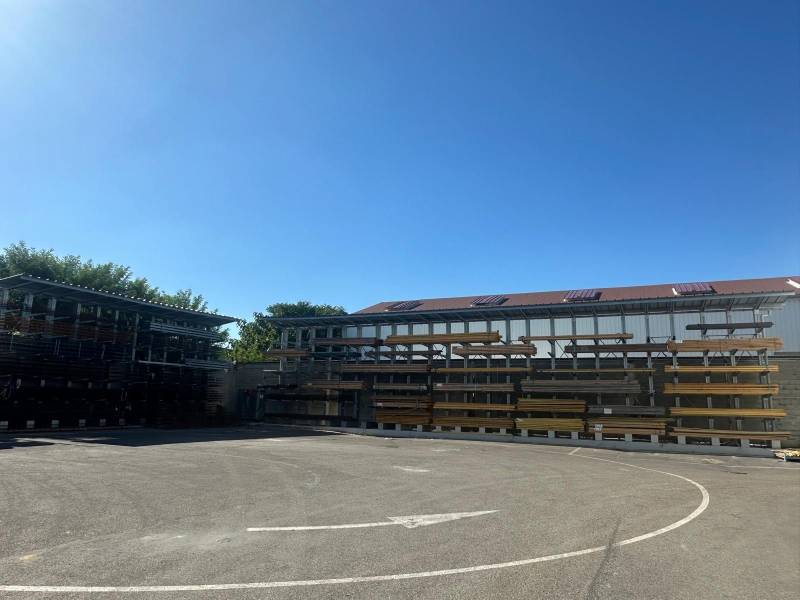 Rayonnages cantilevers lourds extérieurs avec toiture pour le stockage de charges longues dans les commerces de matériaux de construction et l’industrie à Villefranche sur Saône