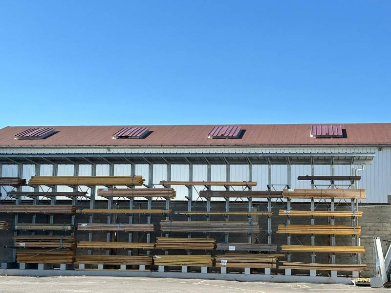 Rayonnages cantilevers lourds extérieurs avec toiture pour le stockage de charges longues dans les commerces de matériaux de construction et l’industrie à Villefranche sur Saône