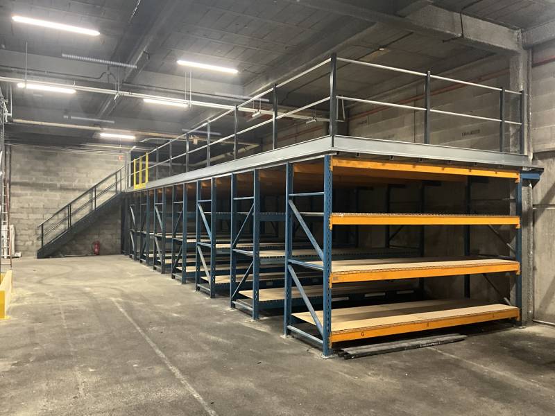 Rayonnages mi-lourds à lisses équipés de  plateaux en  aggloméré pour le stockage de produits informatiques à proximité de Limonest
