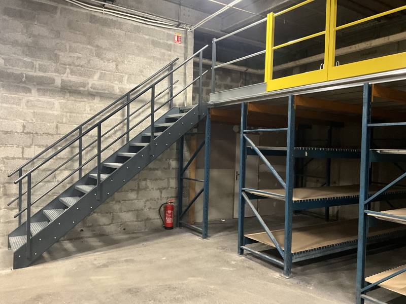 Rayonnages mi-lourds à lisses équipés de  plateaux en  aggloméré pour le stockage de produits informatiques à proximité de Limonest