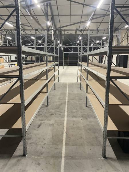 Rayonnages mi-lourds à lisses équipés de  plateaux en  aggloméré pour le stockage de produits informatiques à proximité de Limonest