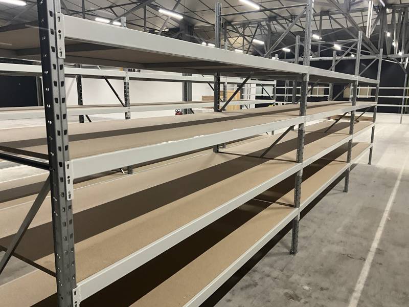 Rayonnages mi-lourds à lisses équipés de  plateaux en  aggloméré pour le stockage de produits informatiques à proximité de Limonest