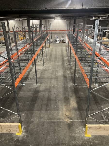Rack à palettes avec plateaux fils et plaques de répartition pour sol enrobé, destiné au stockage de matériel informatique près de Limonest