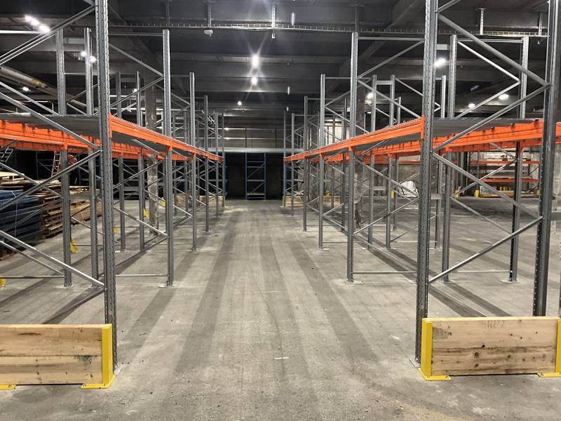 Rack à palettes avec plateaux fils et plaques de répartition pour sol enrobé, destiné au stockage de matériel informatique près de Limonest