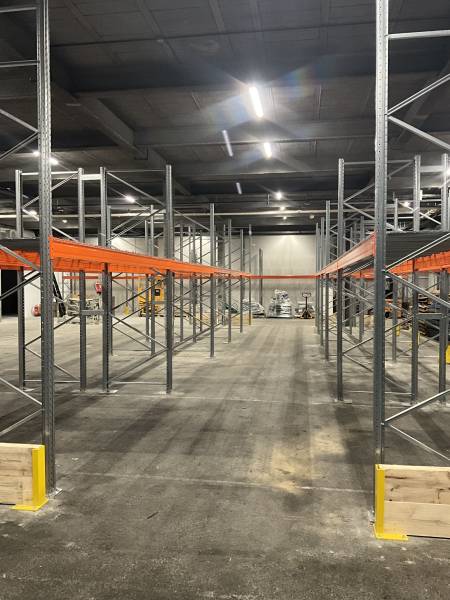Rack à palettes avec plateaux fils et plaques de répartition pour sol enrobé, destiné au stockage de matériel informatique près de Limonest