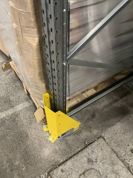 Rack à palettes avec plateaux fils et plaques de répartition pour sol enrobé, destiné au stockage de matériel informatique près de Limonest