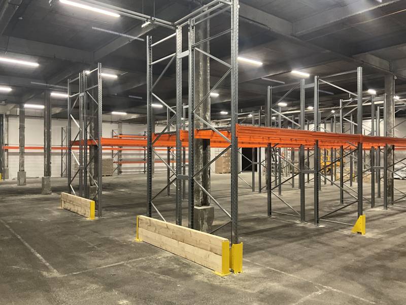 Rack à palettes avec plateaux fils et plaques de répartition pour sol enrobé, destiné au stockage de matériel informatique près de Limonest