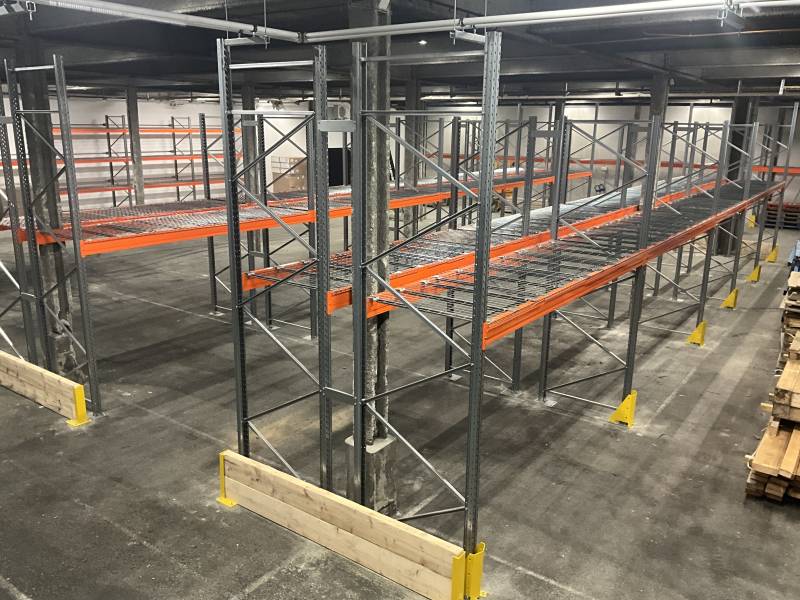 Rack à palettes avec plateaux fils et plaques de répartition pour sol enrobé, destiné au stockage de matériel informatique près de Limonest