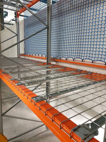 Rayonnages tubulaires avec isorels  et racks à palettes équipés de plateaux fils pour le stockage de produits alimentaires secs à Belleville sur Saône