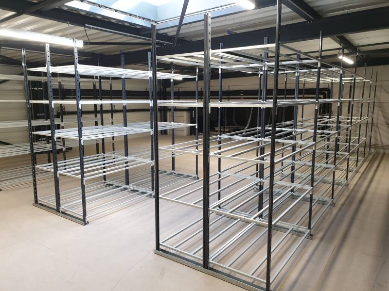 Rayonnages tubulaires avec isorels  et racks à palettes équipés de plateaux fils pour le stockage de produits alimentaires secs à Belleville sur Saône