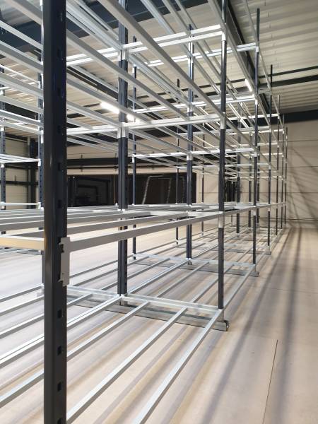 Rayonnages tubulaires avec isorels  et racks à palettes équipés de plateaux fils pour le stockage de produits alimentaires secs à Belleville sur Saône