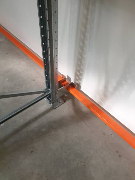 Rayonnages tubulaires avec isorels  et racks à palettes équipés de plateaux fils pour le stockage de produits alimentaires secs à Belleville sur Saône
