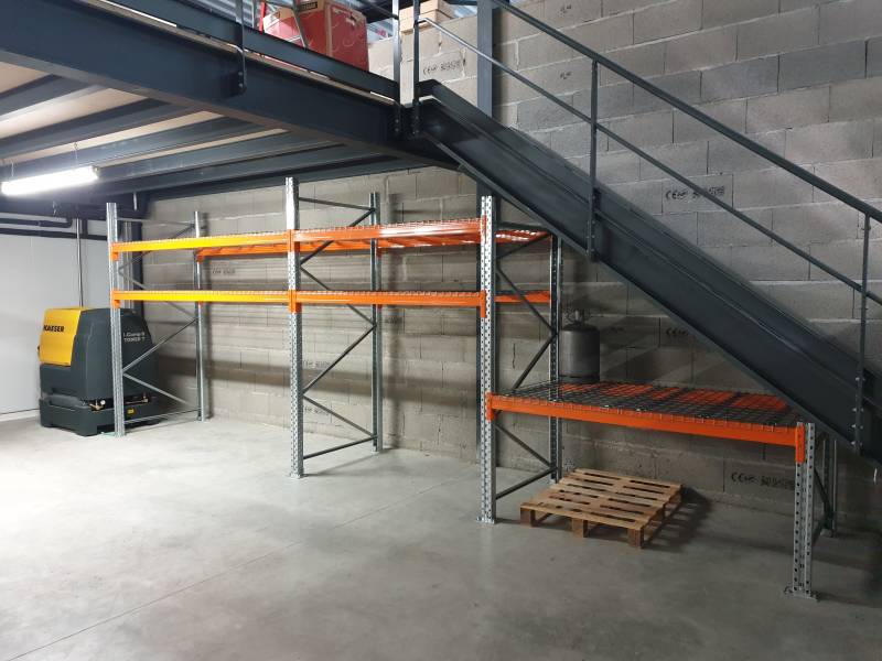Rayonnages tubulaires avec isorels  et racks à palettes équipés de plateaux fils pour le stockage de produits alimentaires secs à Belleville sur Saône