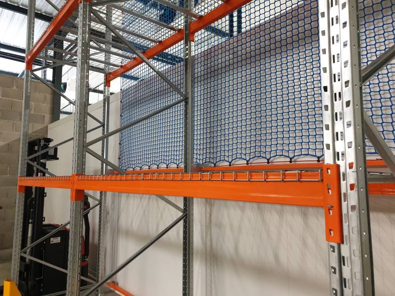 Rayonnages tubulaires avec isorels  et racks à palettes équipés de plateaux fils pour le stockage de produits alimentaires secs à Belleville sur Saône
