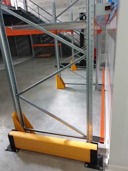 Rayonnages tubulaires avec isorels  et racks à palettes équipés de plateaux fils pour le stockage de produits alimentaires secs à Belleville sur Saône