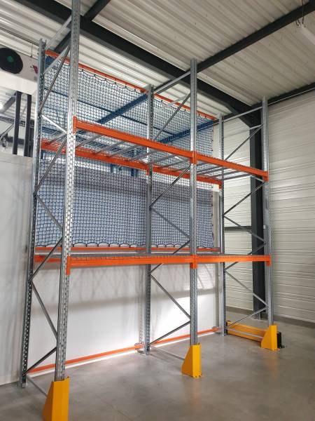 Rayonnages tubulaires avec isorels  et racks à palettes équipés de plateaux fils pour le stockage de produits alimentaires secs à Belleville sur Saône