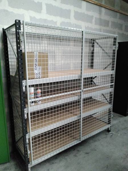 Rayonnages mi-lourds à lisses équipés de  plateaux en  aggloméré pour le stockage de produits informatiques à proximité de Limonest