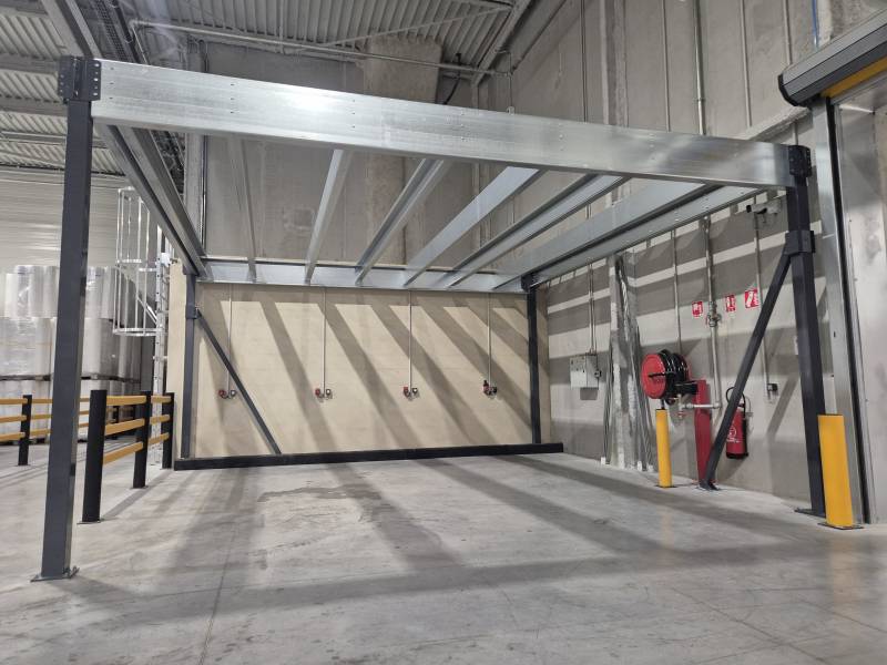 Fourniture et installation d'une mezzanine industrielle modulaire pour gagner de la place dans un entrepôt logistique à Belleville sur Saône.