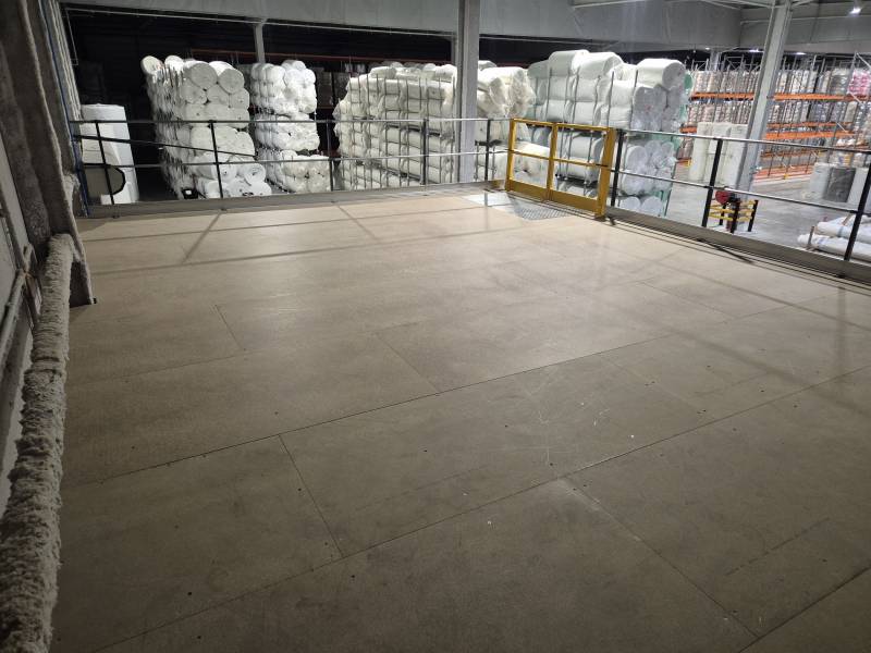 Fourniture et installation d'une mezzanine industrielle modulaire pour gagner de la place dans un entrepôt logistique à Belleville sur Saône.