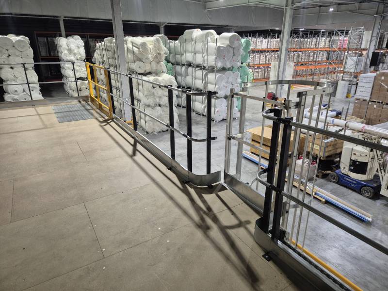 Fourniture et installation d'une mezzanine industrielle modulaire pour gagner de la place dans un entrepôt logistique à Belleville sur Saône.