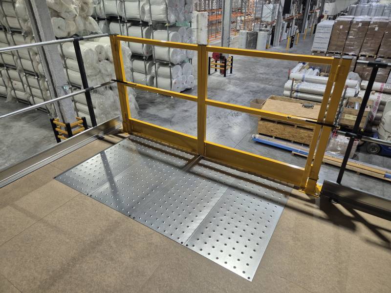 Fourniture et installation d'une mezzanine industrielle modulaire pour gagner de la place dans un entrepôt logistique à Belleville sur Saône.