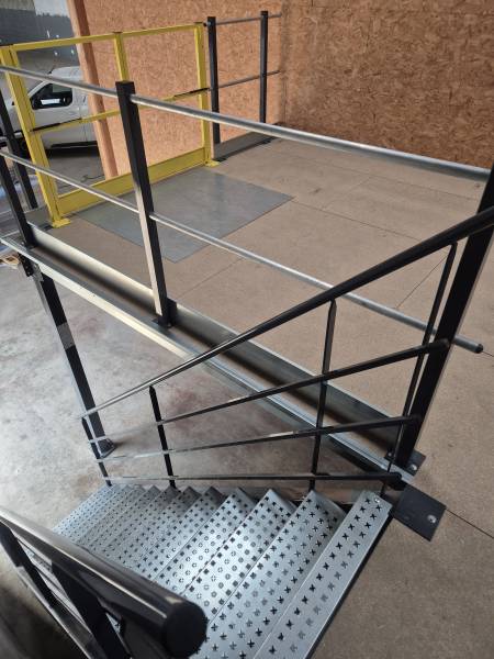 Une mezzanine métallique boulonnée pour optimisez l'espace de votre atelier et le stockage de vos outils à Villefranche-sur-Saône