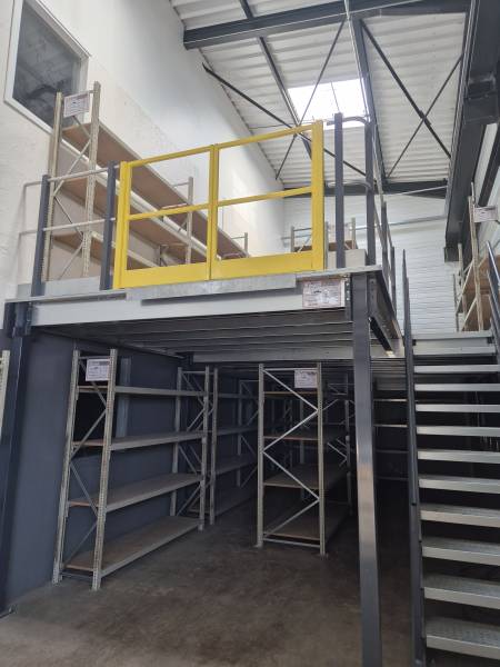 Mezzanine métalique boulonée pour le stockage d'outils