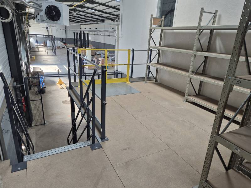 Une mezzanine métallique boulonnée pour optimisez l'espace de votre atelier et le stockage de vos outils à Villefranche-sur-Saône
