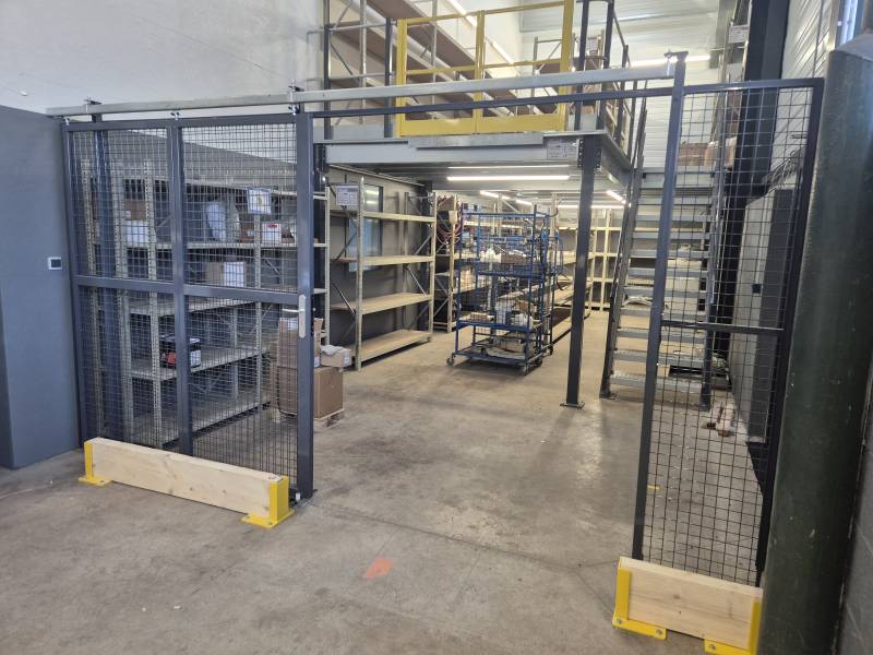 Une mezzanine métallique boulonnée pour optimisez l'espace de votre atelier et le stockage de vos outils à Villefranche-sur-Saône