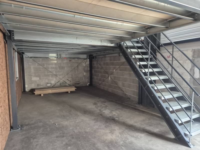 Une mezzanine métallique boulonnée pour optimisez l'espace de votre atelier et le stockage de vos outils à Villefranche-sur-Saône